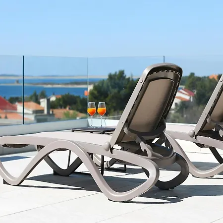 With Heated Pool * Seline