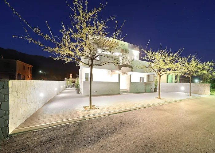 With Heated Pool Вилла *