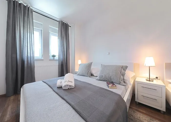 빌라 With Heated Pool 셀리네