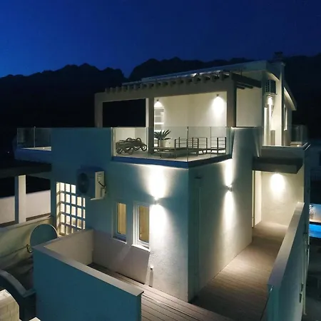 With Heated Pool セリネ