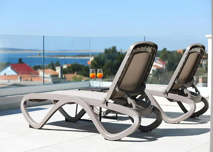 With Heated Pool * Seline