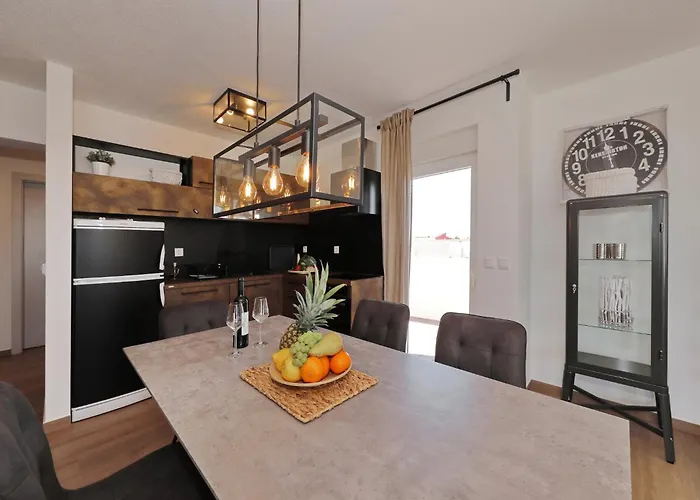 With Heated Pool * Seline