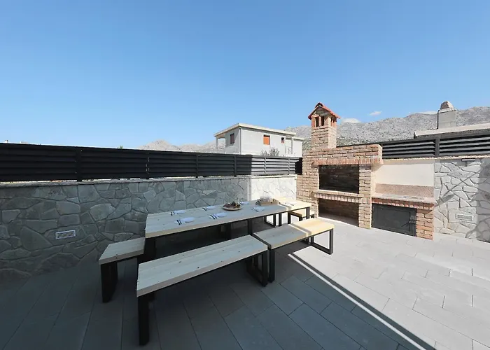 With Heated Pool 塞利讷